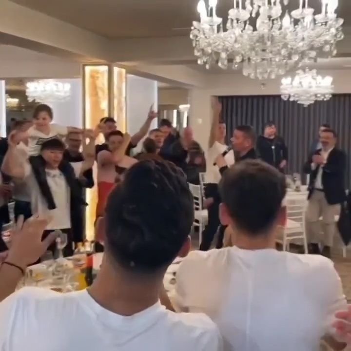 Dinamo a sărbătorit calificarea în play-off cu lăutari și înjurături la adresa Stelei: 
