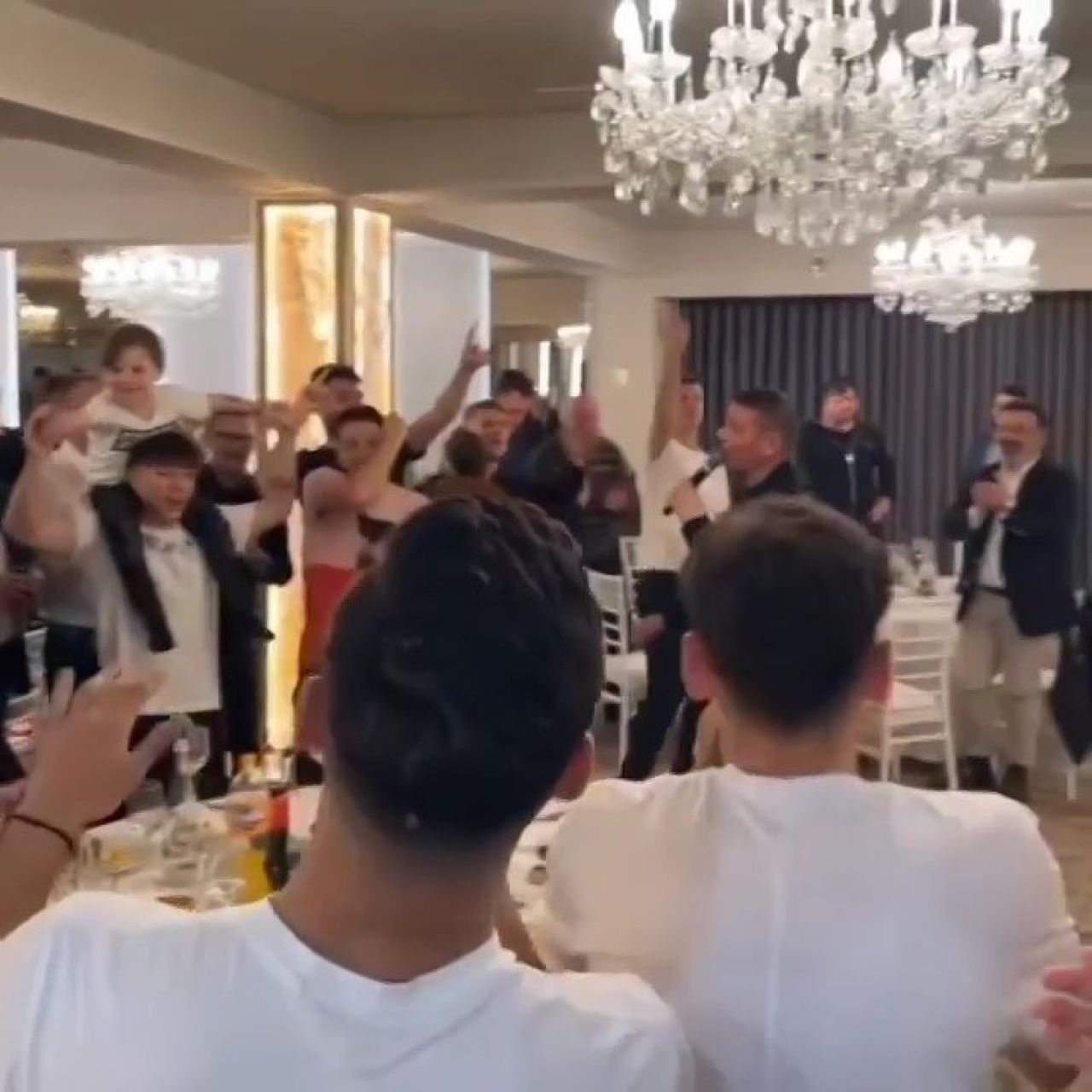 Dinamo a sărbătorit calificarea în play-off cu lăutari și înjurături la adresa Stelei: