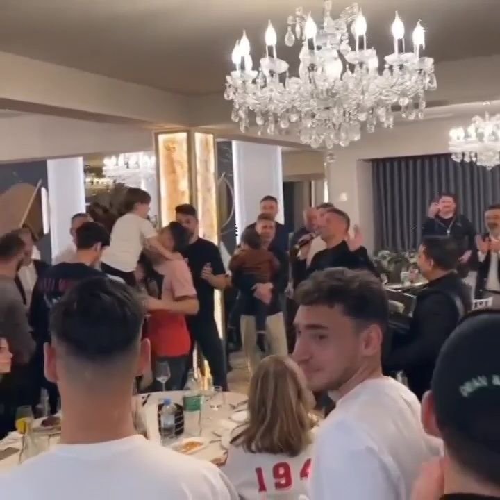 Dinamo a sărbătorit calificarea în play-off cu lăutari și înjurături la adresa Stelei: 