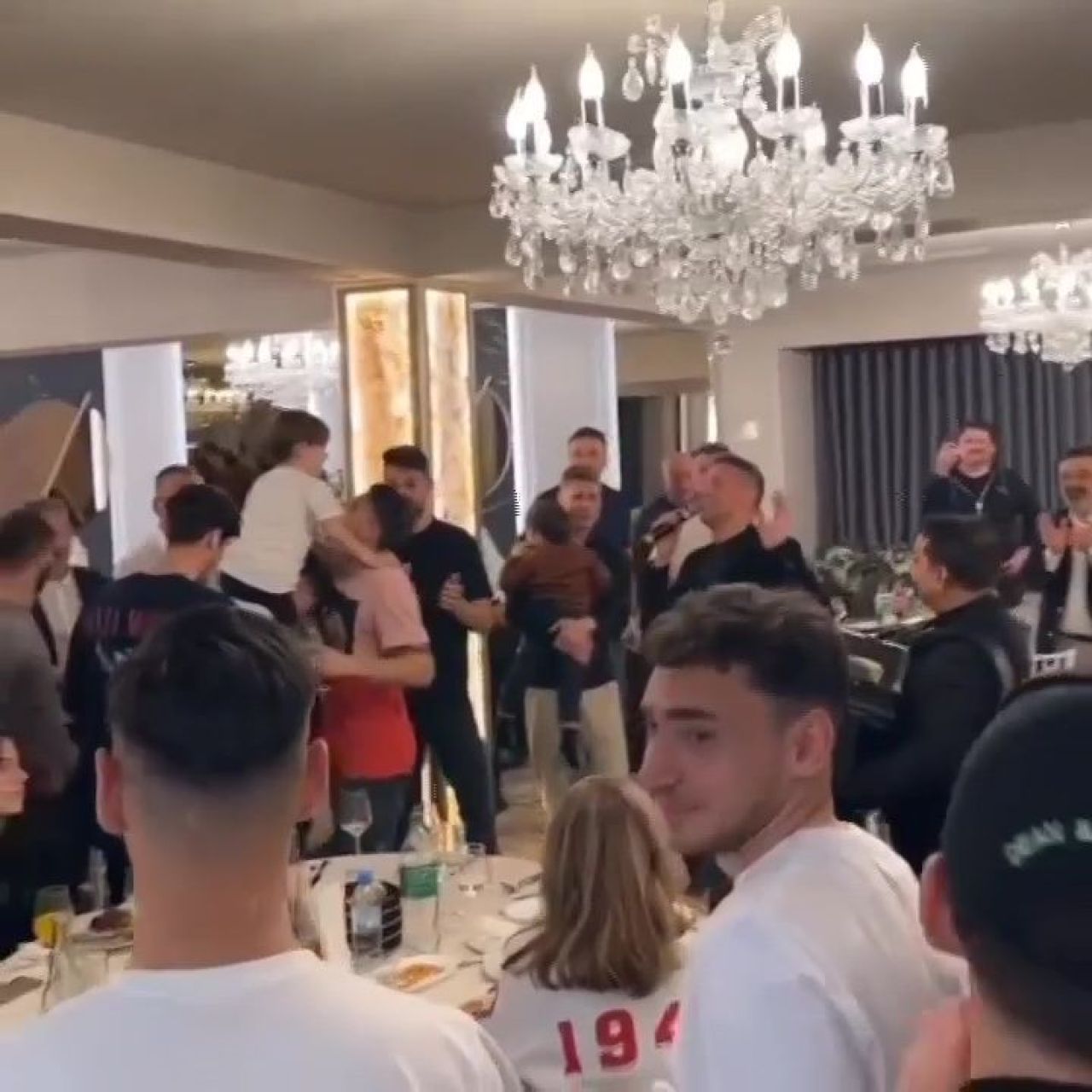 Dinamo a sărbătorit calificarea în play-off cu lăutari și înjurături la adresa Stelei:
