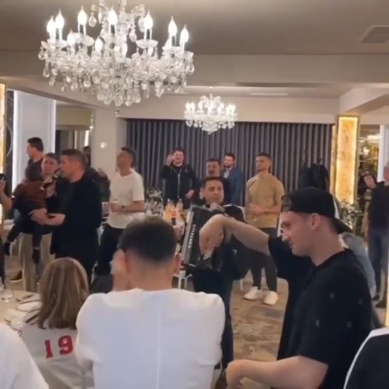 Dinamo a sărbătorit calificarea în play-off cu lăutari și înjurături la adresa Stelei: