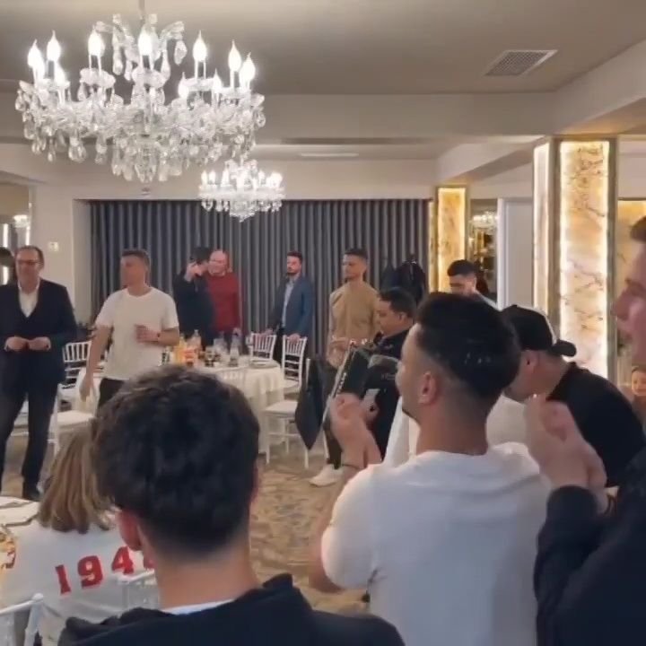 Dinamo a sărbătorit calificarea în play-off cu lăutari și înjurături la adresa Stelei: 