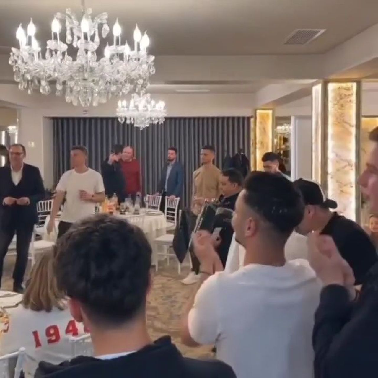 Dinamo a sărbătorit calificarea în play-off cu lăutari și înjurături la adresa Stelei: