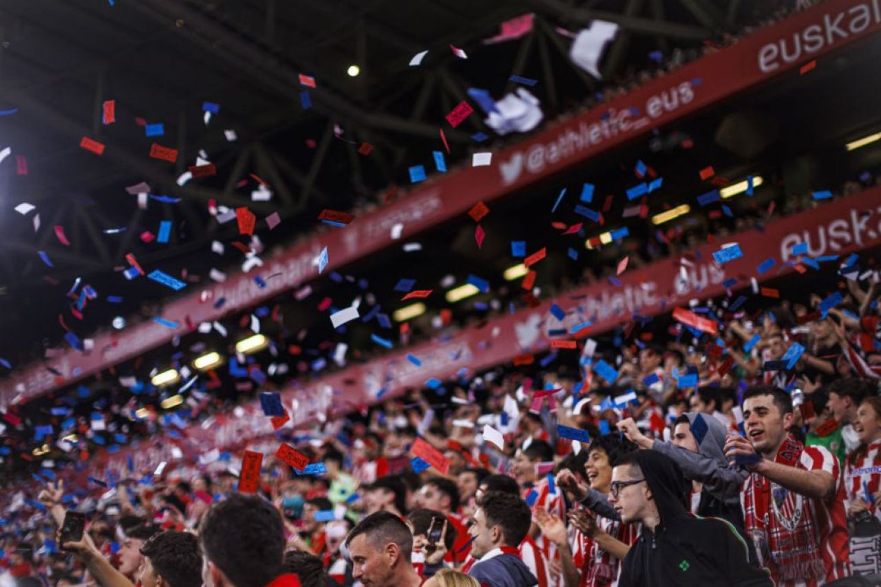 Imagini incredibile de la meciul Barcelonei. Fanii au aruncat cu 'bani' inscripționați cu