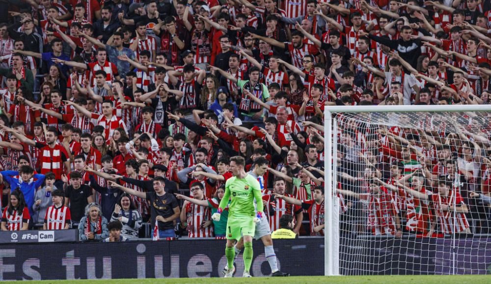 Imagini incredibile de la meciul Barcelonei. Fanii au aruncat cu 'bani' inscripționați cu 