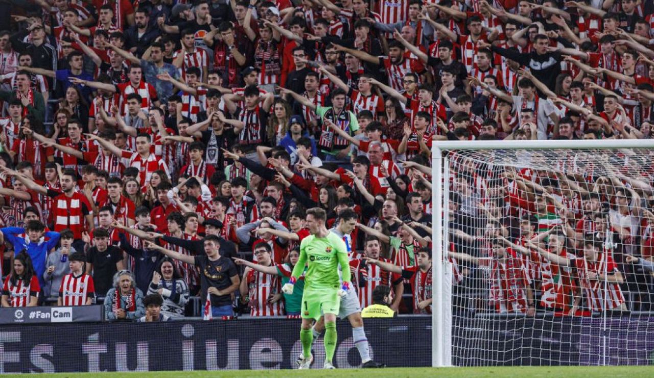Imagini incredibile de la meciul Barcelonei. Fanii au aruncat cu 'bani' inscripționați cu