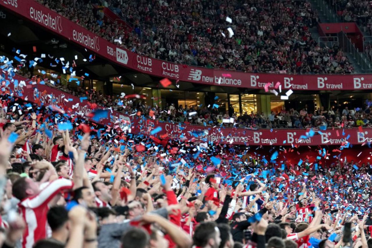 Imagini incredibile de la meciul Barcelonei. Fanii au aruncat cu 'bani' inscripționați cu