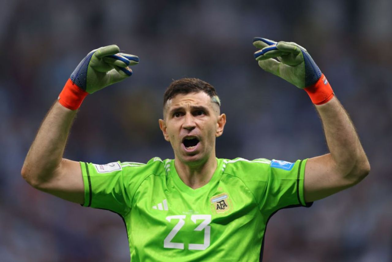 Suma impresionantă pentru care eu fost vândute mănuşile lui Emiliano Martinez din finala CM! Banii vor fi donați_1