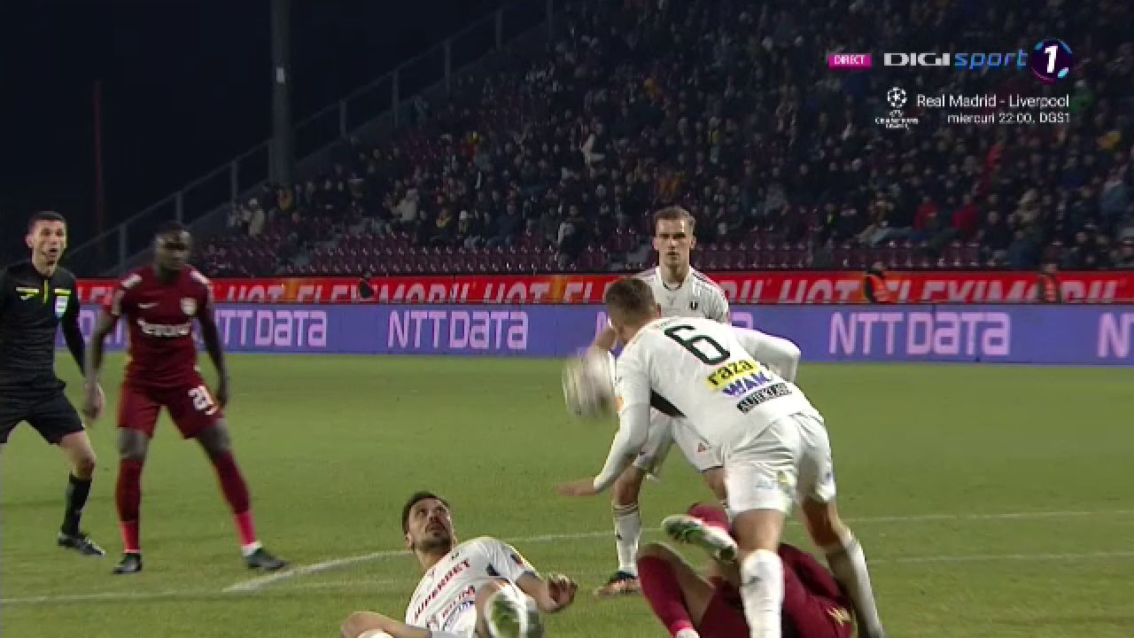 Fază controversată în CFR Cluj - U Cluj! Marcel Bîrsan a consultat VAR-ul și a acordat penalty_11