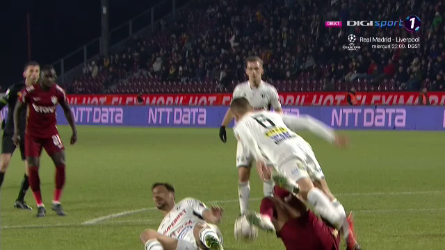 Fază controversată în CFR Cluj - U Cluj! Marcel Bîrsan a consultat VAR-ul și a acordat penalty_12
