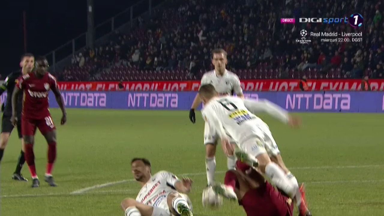 Fază controversată în CFR Cluj - U Cluj! Marcel Bîrsan a consultat VAR-ul și a acordat penalty_12