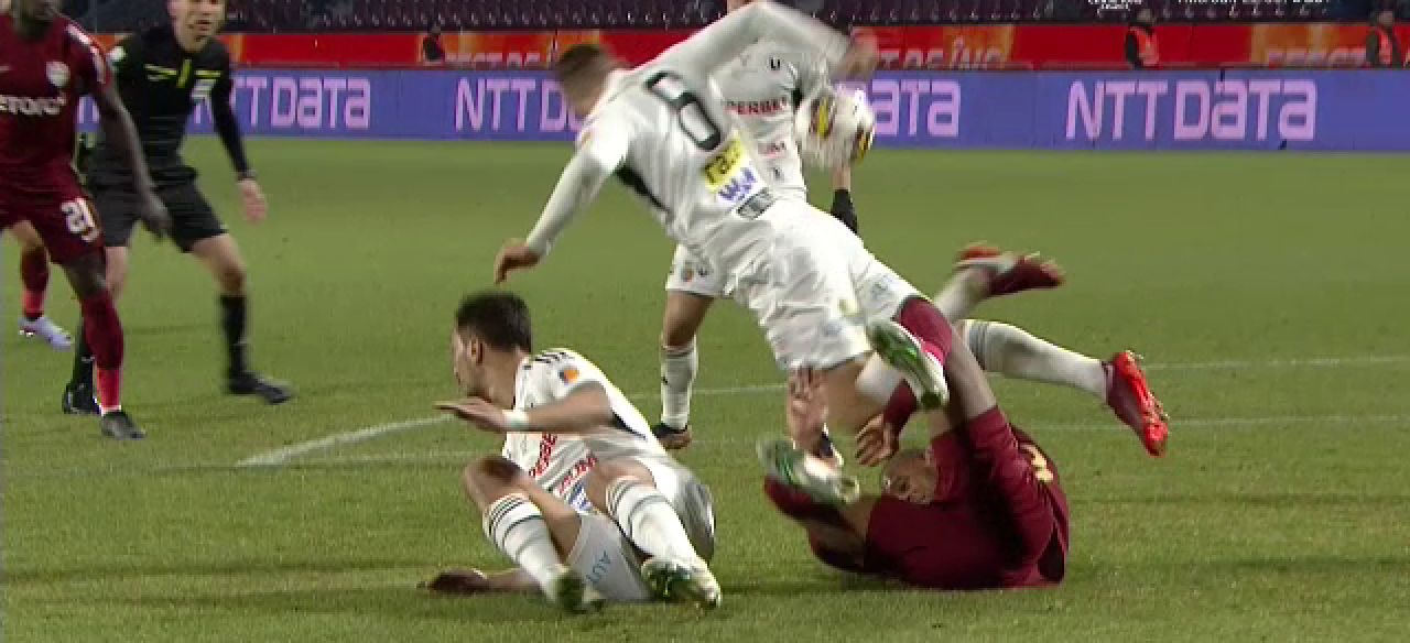 Fază controversată în CFR Cluj - U Cluj! Marcel Bîrsan a consultat VAR-ul și a acordat penalty_14