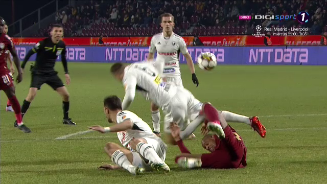 Fază controversată în CFR Cluj - U Cluj! Marcel Bîrsan a consultat VAR-ul și a acordat penalty_15