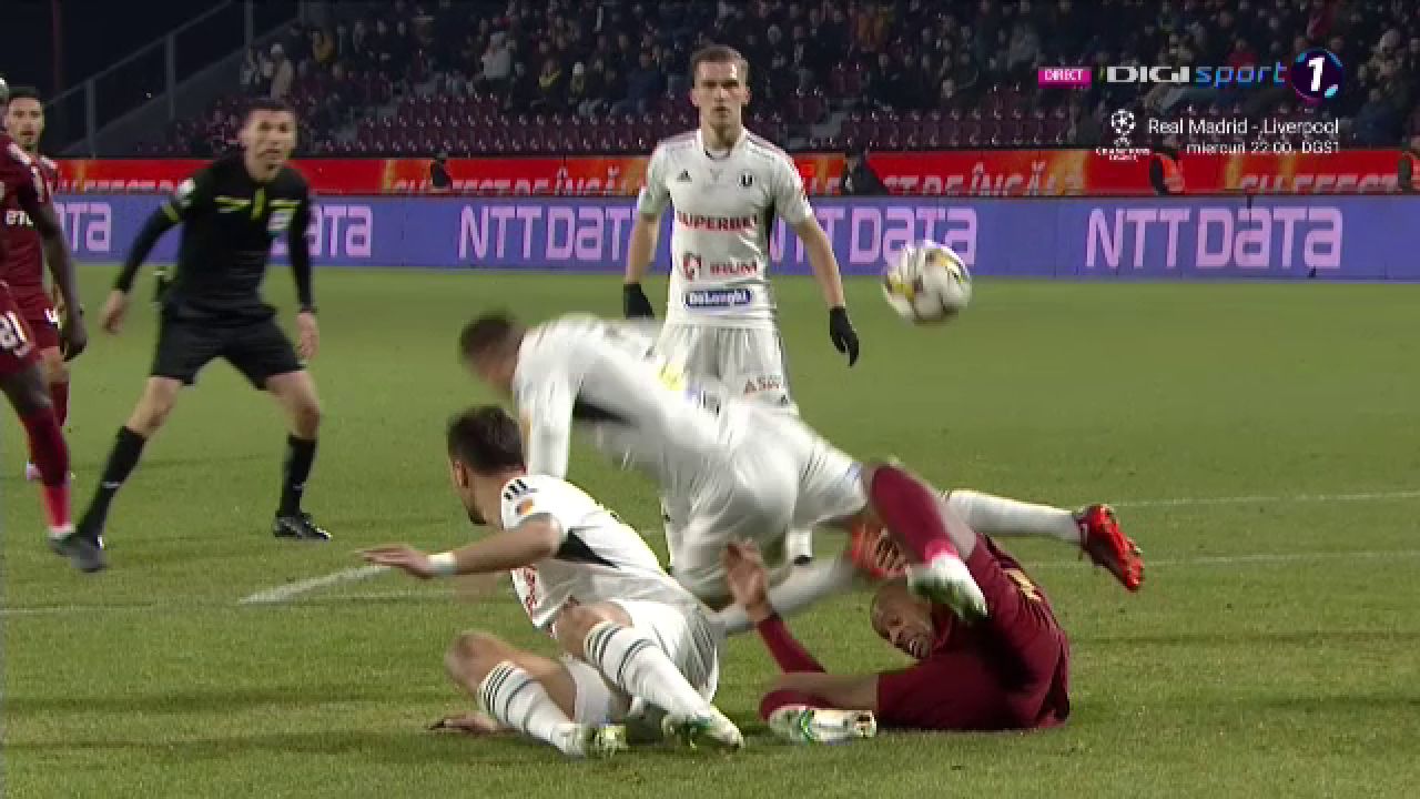Fază controversată în CFR Cluj - U Cluj! Marcel Bîrsan a consultat VAR-ul și a acordat penalty_17