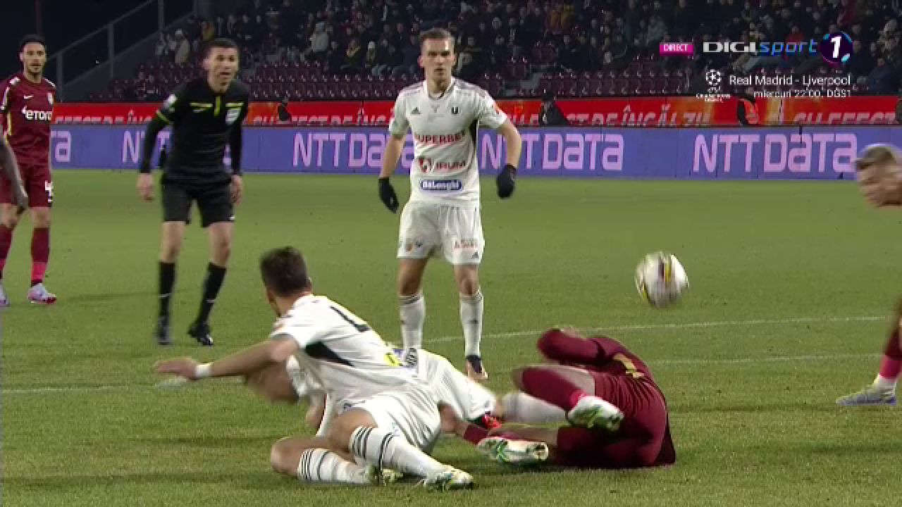 Fază controversată în CFR Cluj - U Cluj! Marcel Bîrsan a consultat VAR-ul și a acordat penalty_18