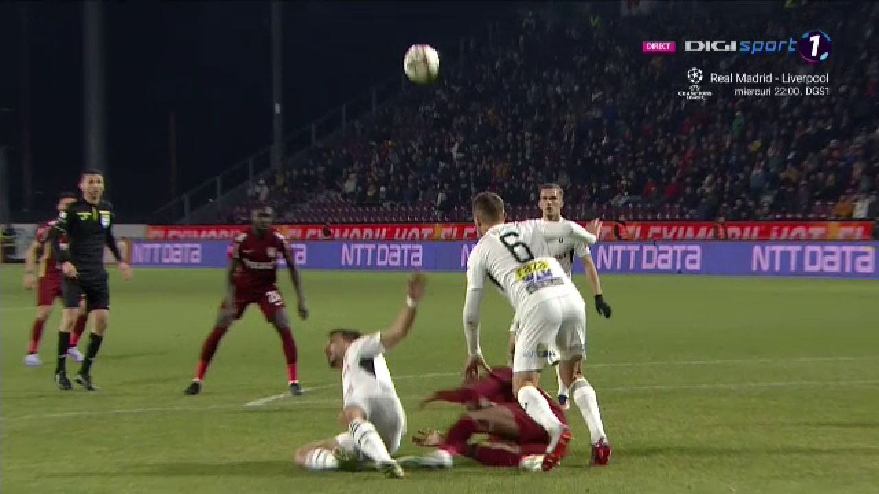 Fază controversată în CFR Cluj - U Cluj! Marcel Bîrsan a consultat VAR-ul și a acordat penalty_19