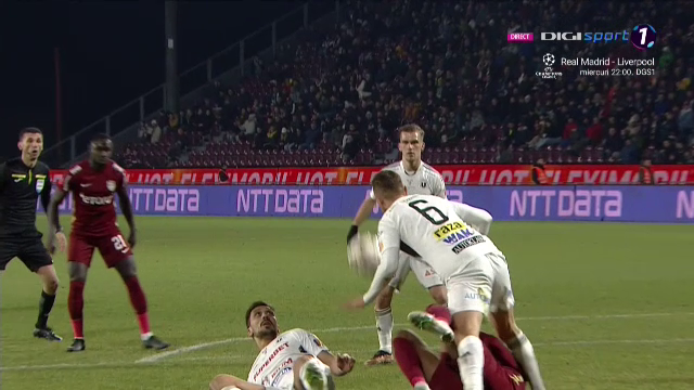 Fază controversată în CFR Cluj - U Cluj! Marcel Bîrsan a consultat VAR-ul și a acordat penalty_20
