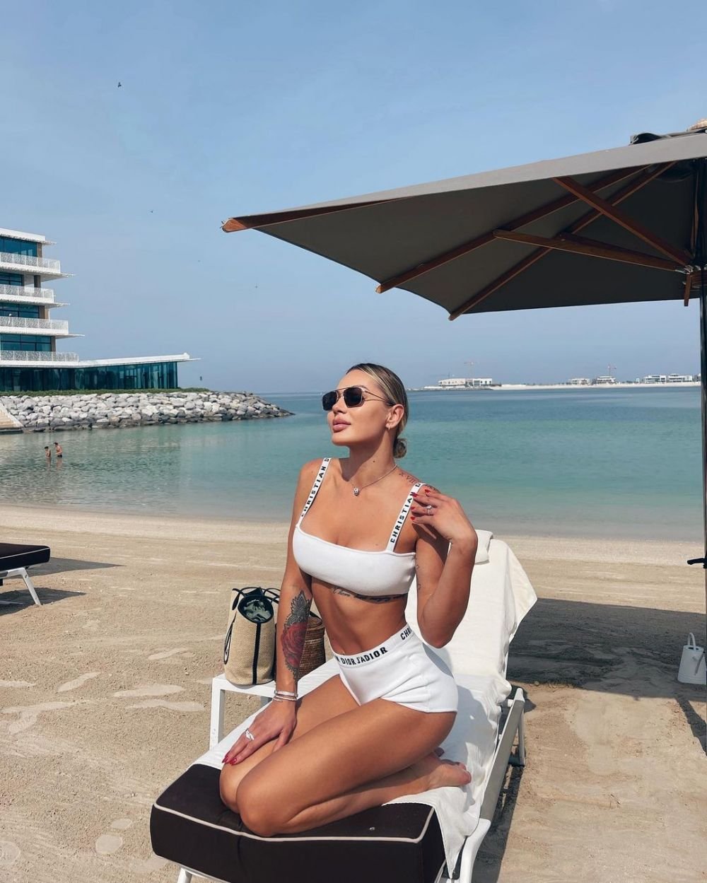 Ea a fost denumită 'cea mai frumoasă soție de fotbalist'! I-a înnebunit pe toți cu apariția în costum de baie_53