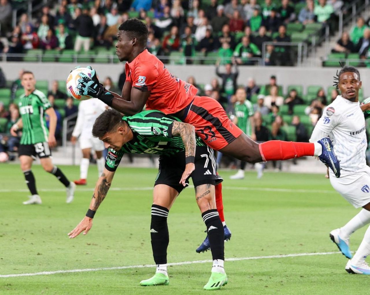 Au bătut cu 3-0 în Champions League, dar la retur doar 10 jucători au primit viză! Ce s-a întâmplat pe teren e „desprins din cărți”_7