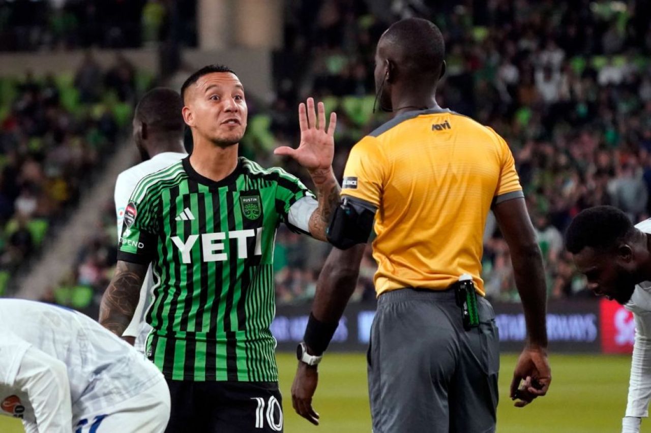 Au bătut cu 3-0 în Champions League, dar la retur doar 10 jucători au primit viză! Ce s-a întâmplat pe teren e „desprins din cărți”_11