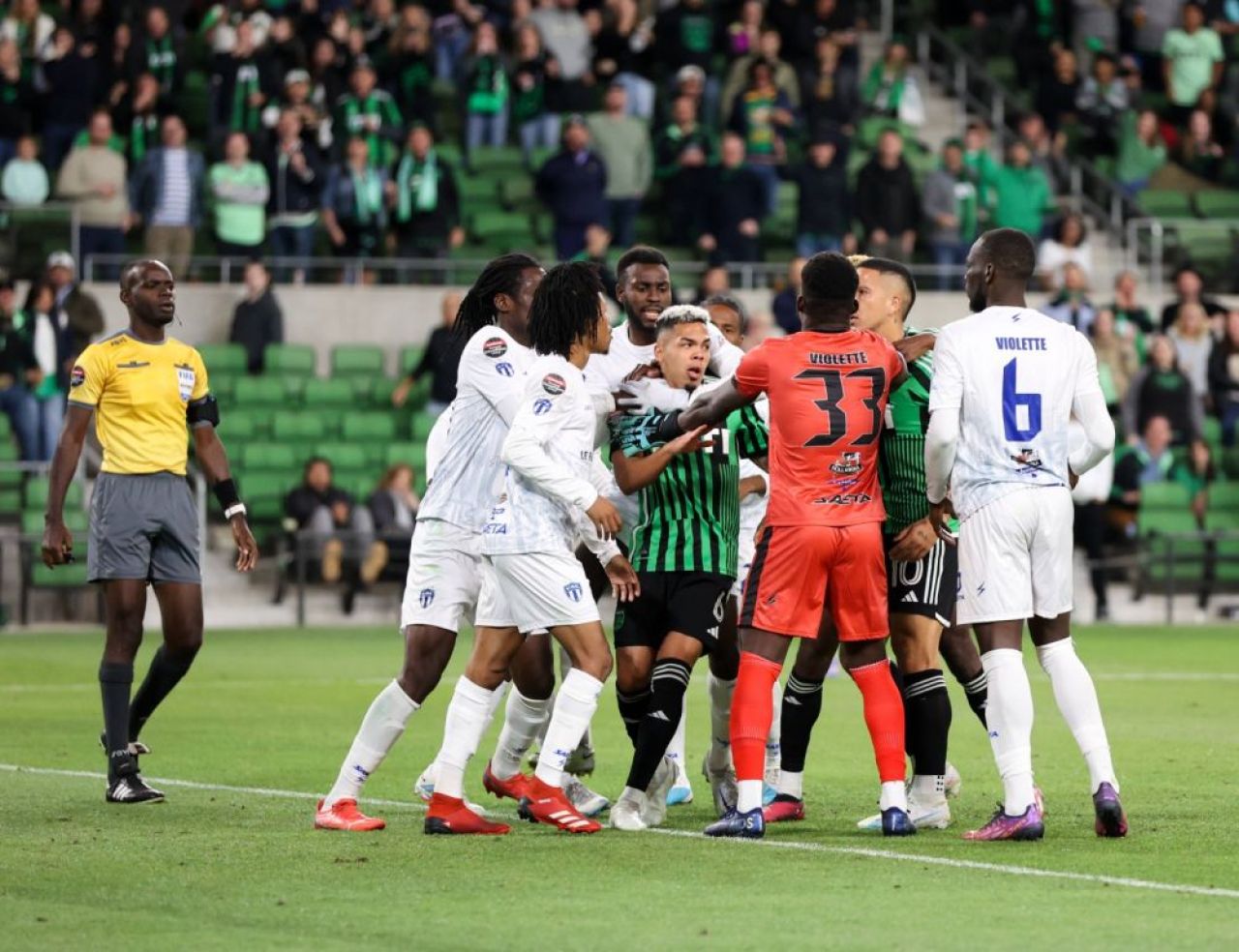 Au bătut cu 3-0 în Champions League, dar la retur doar 10 jucători au primit viză! Ce s-a întâmplat pe teren e „desprins din cărți”_13