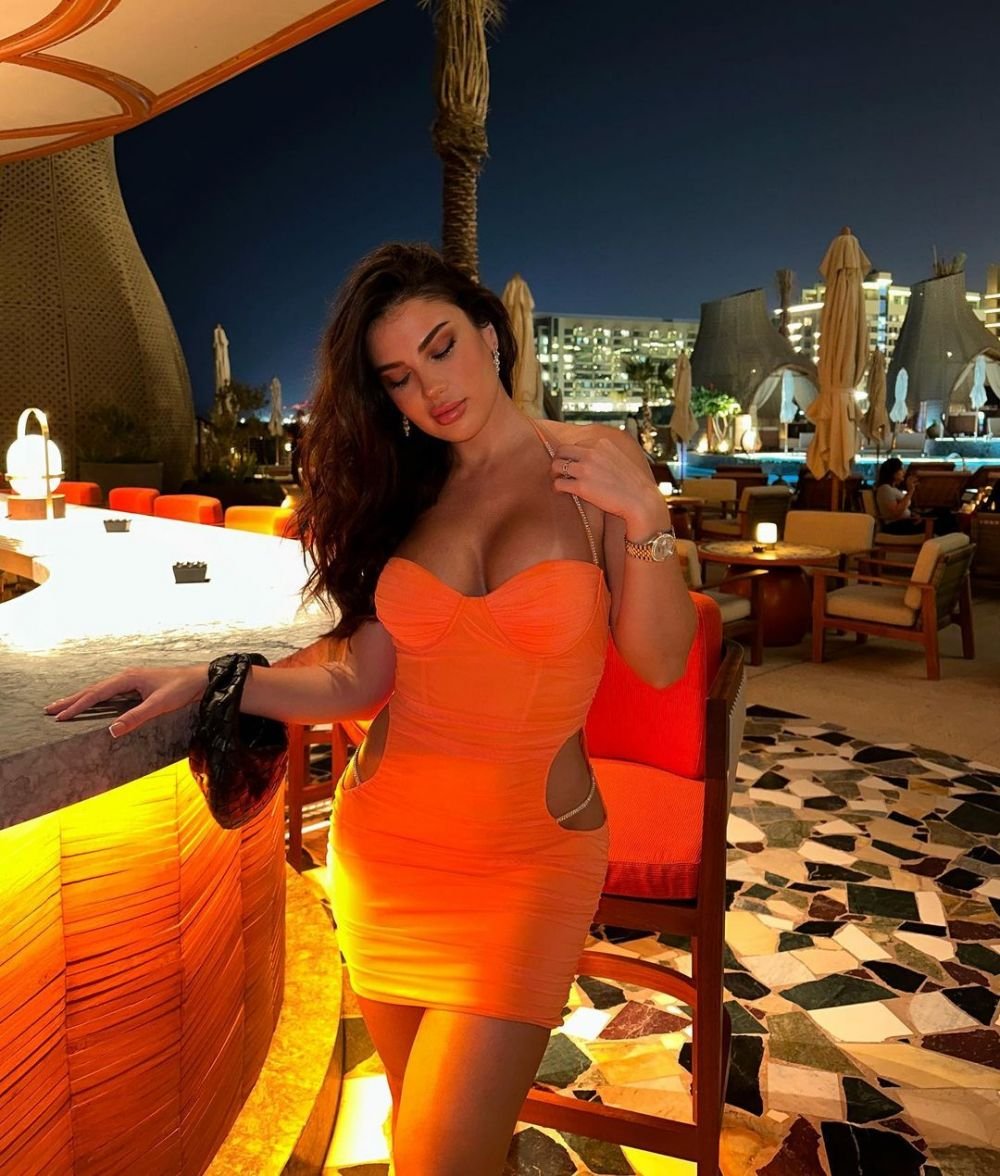Neymar a pus ochii pe o româncă! Cine este Adriana Paul, focoasa brunetă pe care o urmărește pe Instagram _10