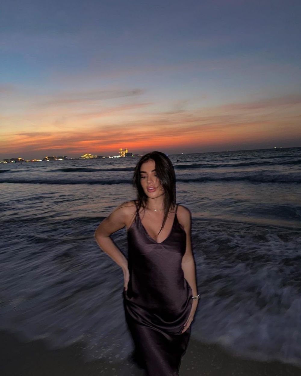 Neymar a pus ochii pe o româncă! Cine este Adriana Paul, focoasa brunetă pe care o urmărește pe Instagram _16