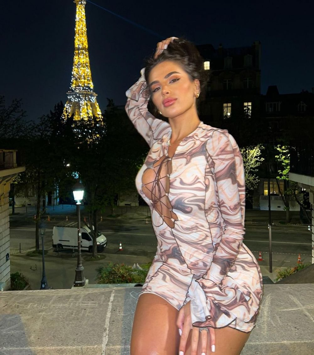 Neymar a pus ochii pe o româncă! Cine este Adriana Paul, focoasa brunetă pe care o urmărește pe Instagram _37