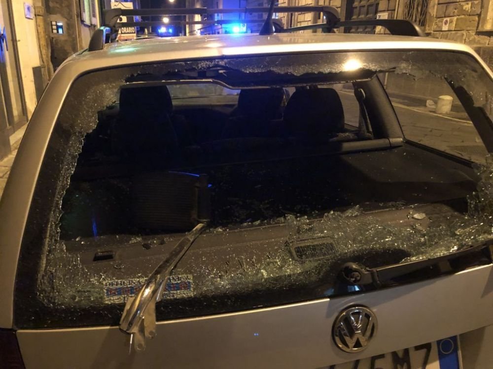 Care civilizație? Scene de război pe străzile din Napoli, cu mașini arse și lupte teribile, între suporterii nemți și forțele de ordine_2