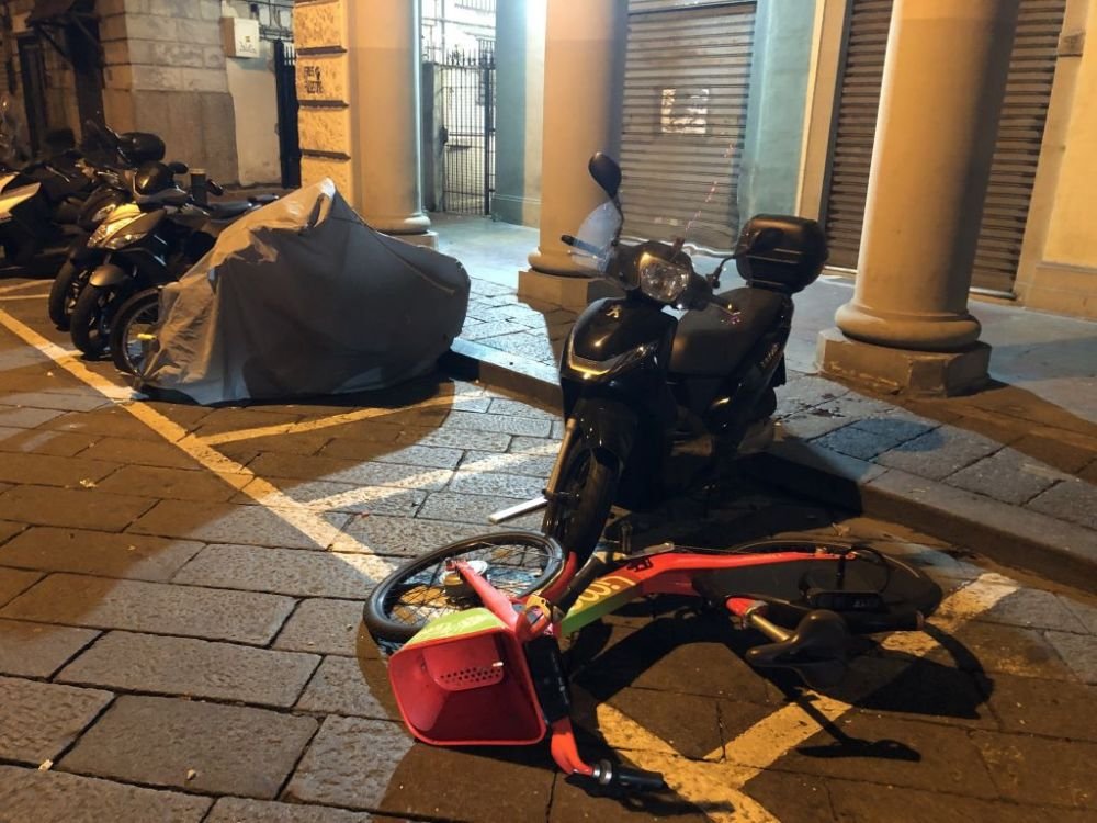 Care civilizație? Scene de război pe străzile din Napoli, cu mașini arse și lupte teribile, între suporterii nemți și forțele de ordine_4