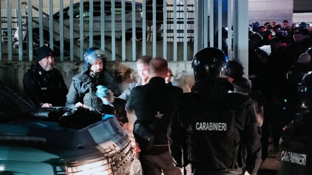 Care civilizație? Scene de război pe străzile din Napoli, cu mașini arse și lupte teribile, între suporterii nemți și forțele de ordine_6