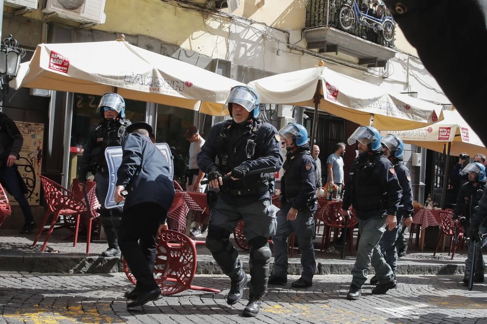 Care civilizație? Scene de război pe străzile din Napoli, cu mașini arse și lupte teribile, între suporterii nemți și forțele de ordine_7
