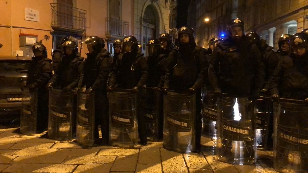 Care civilizație? Scene de război pe străzile din Napoli, cu mașini arse și lupte teribile, între suporterii nemți și forțele de ordine_8