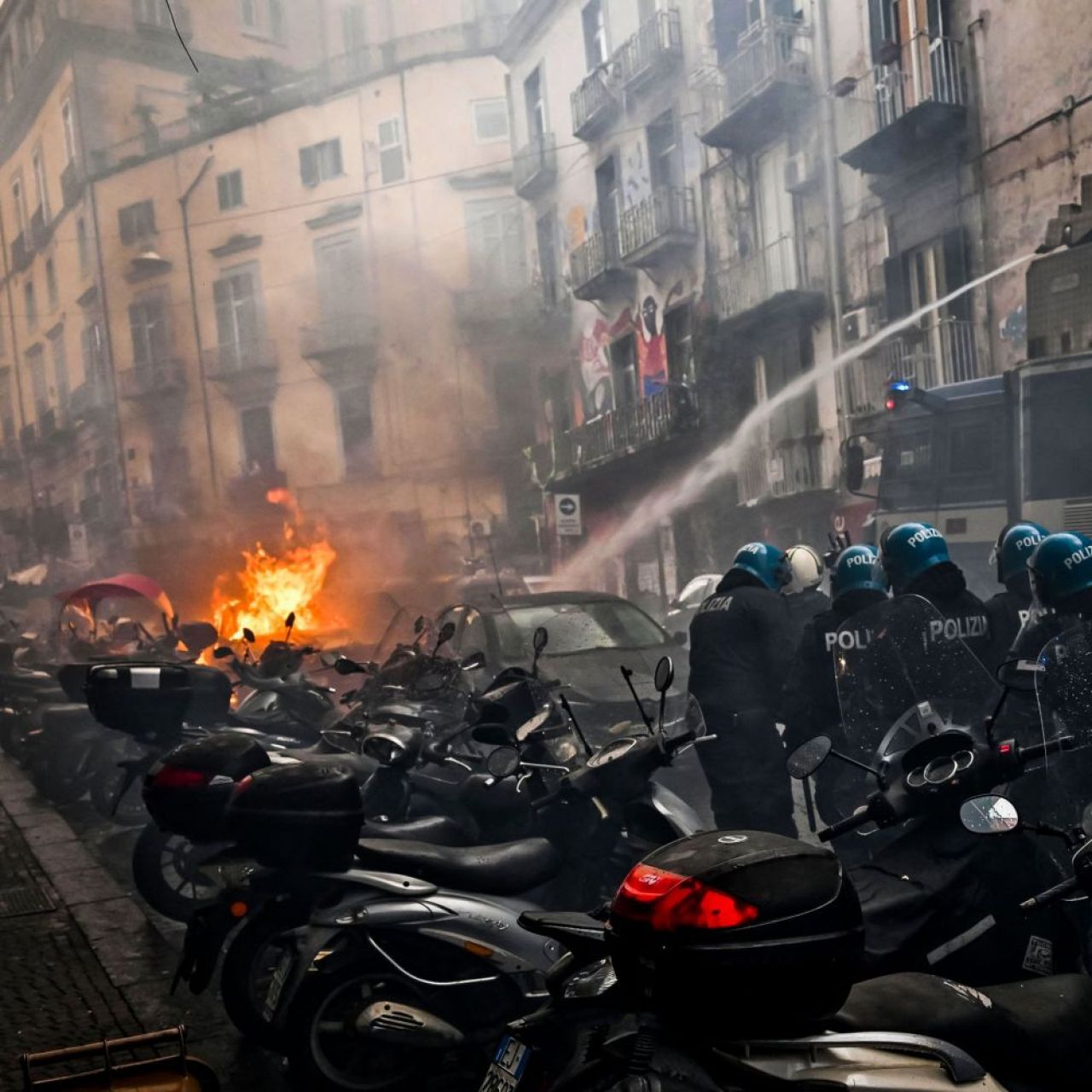 S-a lăsat cu arestări după incidentele violente de la Napoli! Anunțul făcut de poliția italiană _5