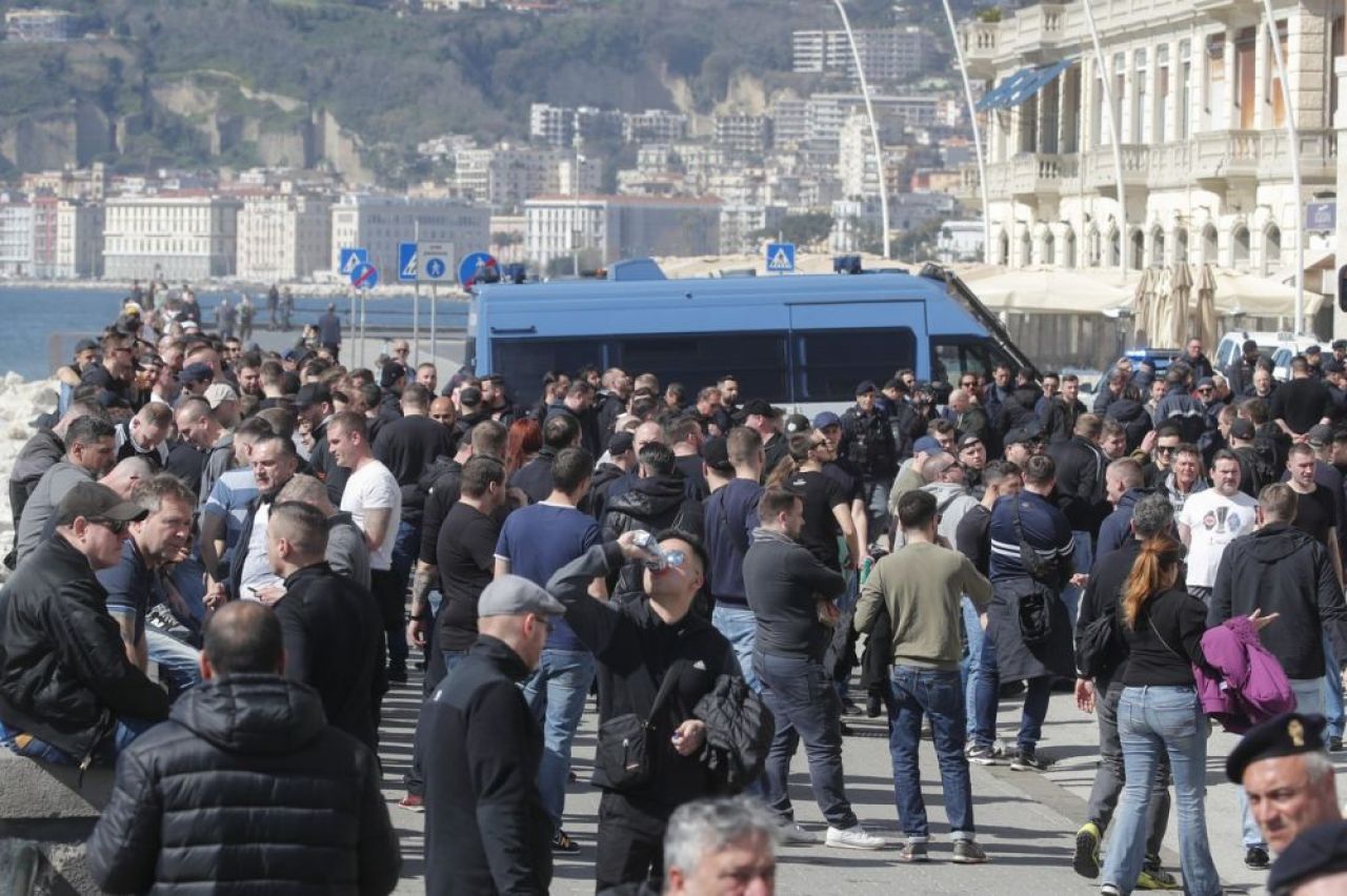 S-a lăsat cu arestări după incidentele violente de la Napoli! Anunțul făcut de poliția italiană _8