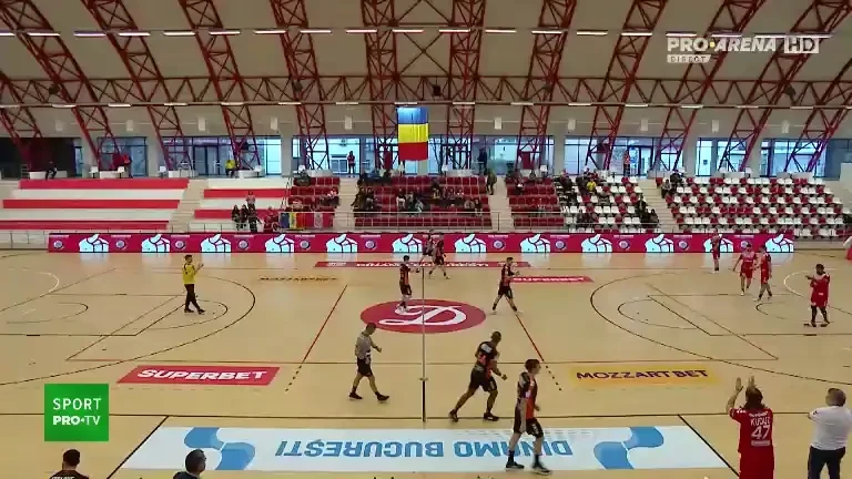 Dinamo - Minaur Baia Mare. Primele cinci minute ale meciului