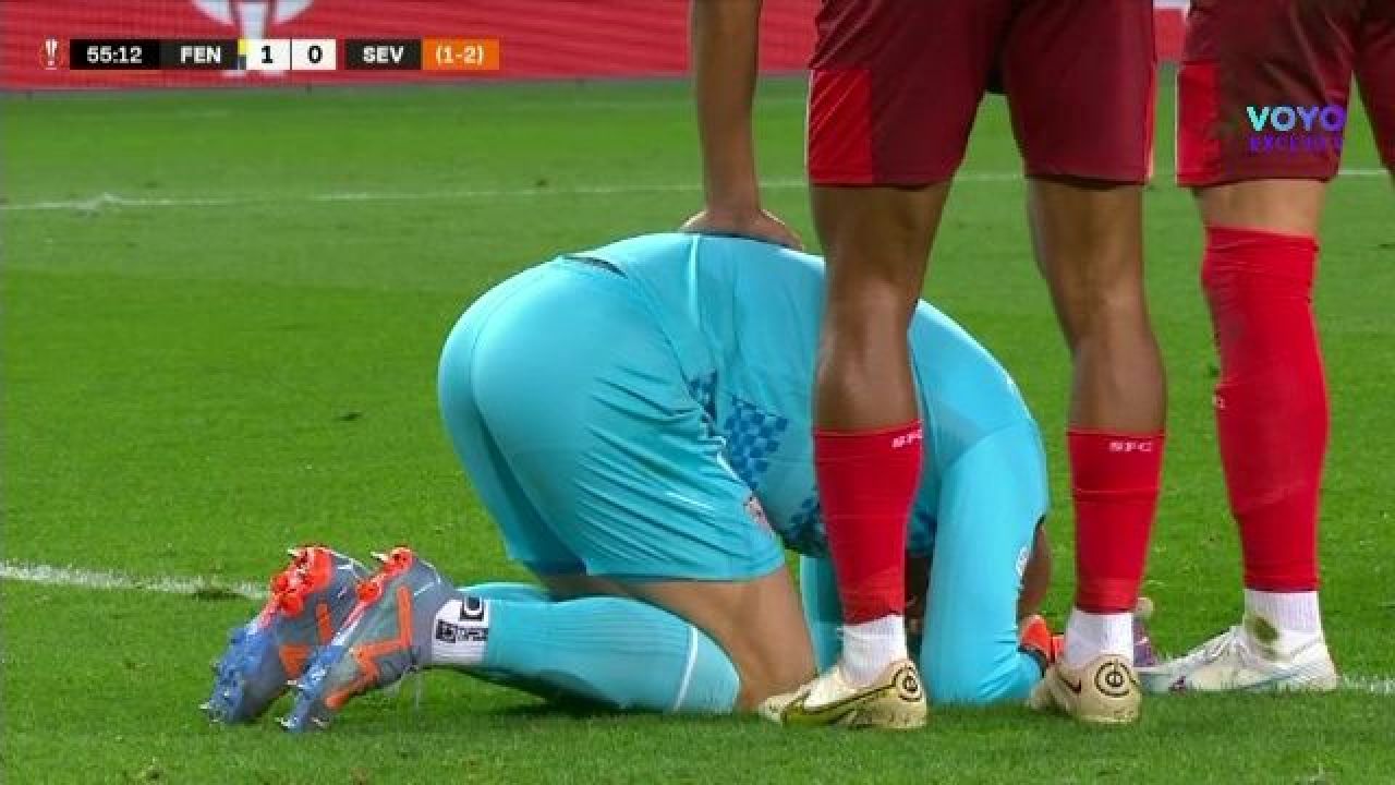 Incredibil! Portarul celor de la Sevilla, lovit din nou de un suporter în Europa League: a doua oară într-o lună_1