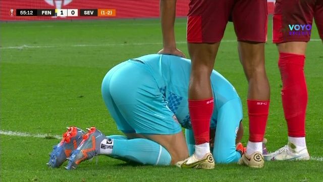 Incredibil! Portarul celor de la Sevilla, lovit din nou de un suporter în Europa League: a doua oară într-o lună_1