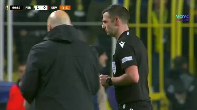 Incredibil! Portarul celor de la Sevilla, lovit din nou de un suporter în Europa League: a doua oară într-o lună_2