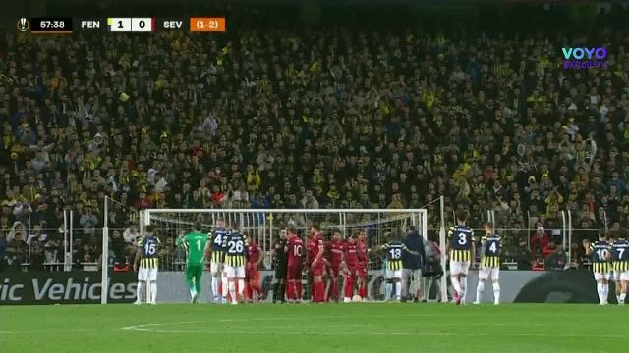 Incredibil! Portarul celor de la Sevilla, lovit din nou de un suporter în Europa League: a doua oară într-o lună_3