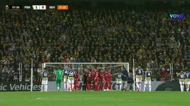 Incredibil! Portarul celor de la Sevilla, lovit din nou de un suporter în Europa League: a doua oară într-o lună_3