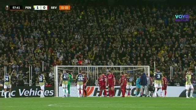 Incredibil! Portarul celor de la Sevilla, lovit din nou de un suporter în Europa League: a doua oară într-o lună_4