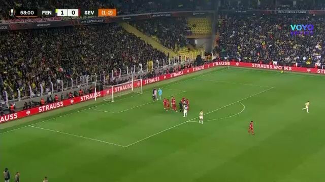 Incredibil! Portarul celor de la Sevilla, lovit din nou de un suporter în Europa League: a doua oară într-o lună_5