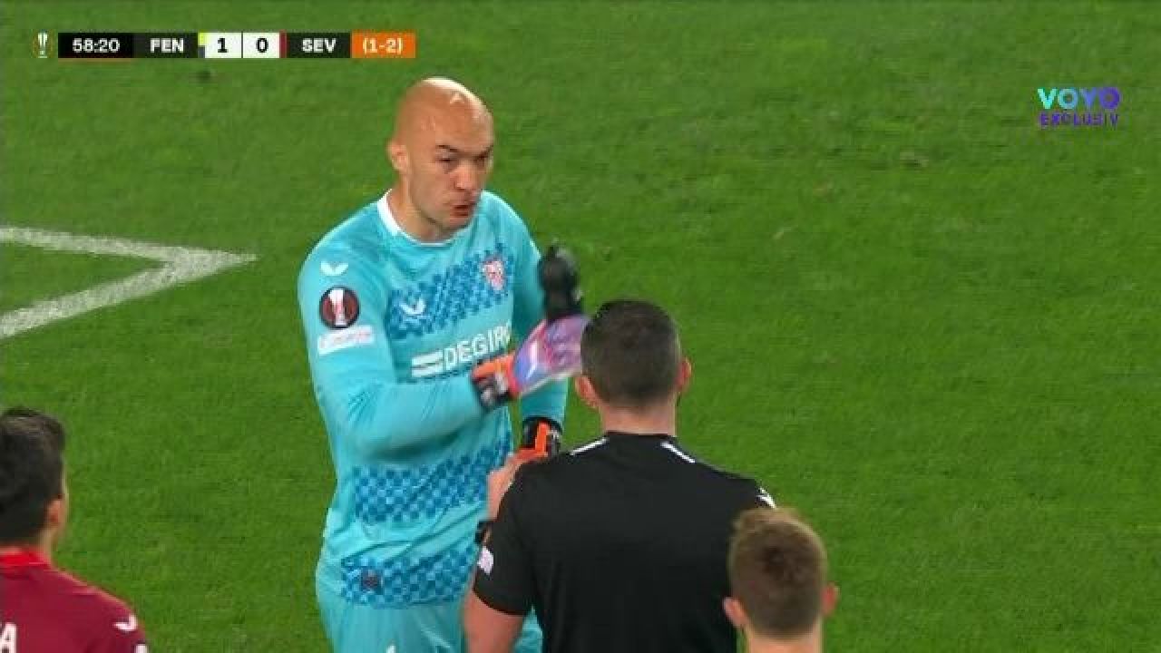 Incredibil! Portarul celor de la Sevilla, lovit din nou de un suporter în Europa League: a doua oară într-o lună_6