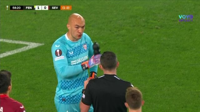 Incredibil! Portarul celor de la Sevilla, lovit din nou de un suporter în Europa League: a doua oară într-o lună_6