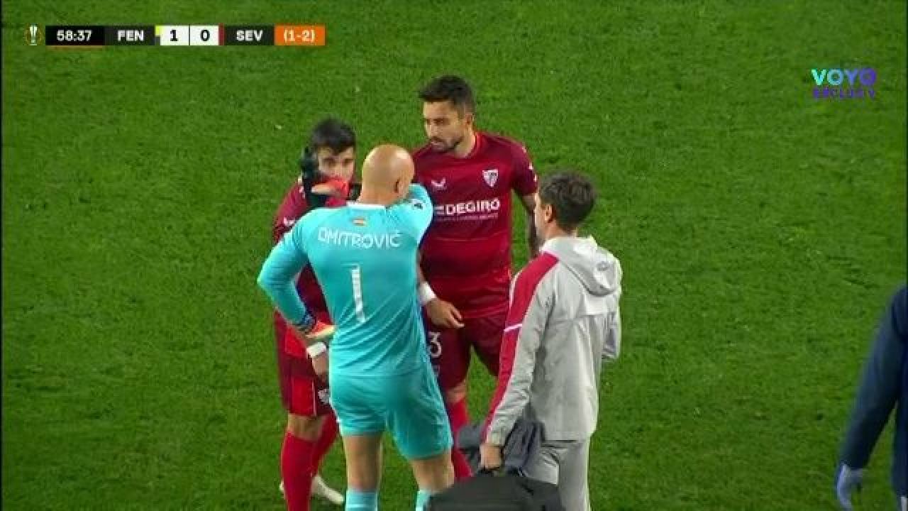 Incredibil! Portarul celor de la Sevilla, lovit din nou de un suporter în Europa League: a doua oară într-o lună_7