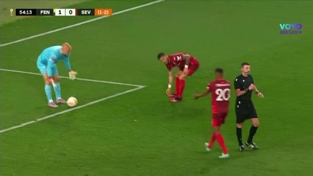 Incredibil! Portarul celor de la Sevilla, lovit din nou de un suporter în Europa League: a doua oară într-o lună_8