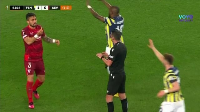 Incredibil! Portarul celor de la Sevilla, lovit din nou de un suporter în Europa League: a doua oară într-o lună_9