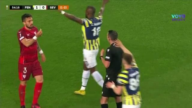 Incredibil! Portarul celor de la Sevilla, lovit din nou de un suporter în Europa League: a doua oară într-o lună_10
