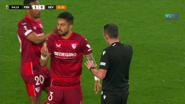 Incredibil! Portarul celor de la Sevilla, lovit din nou de un suporter în Europa League: a doua oară într-o lună_11